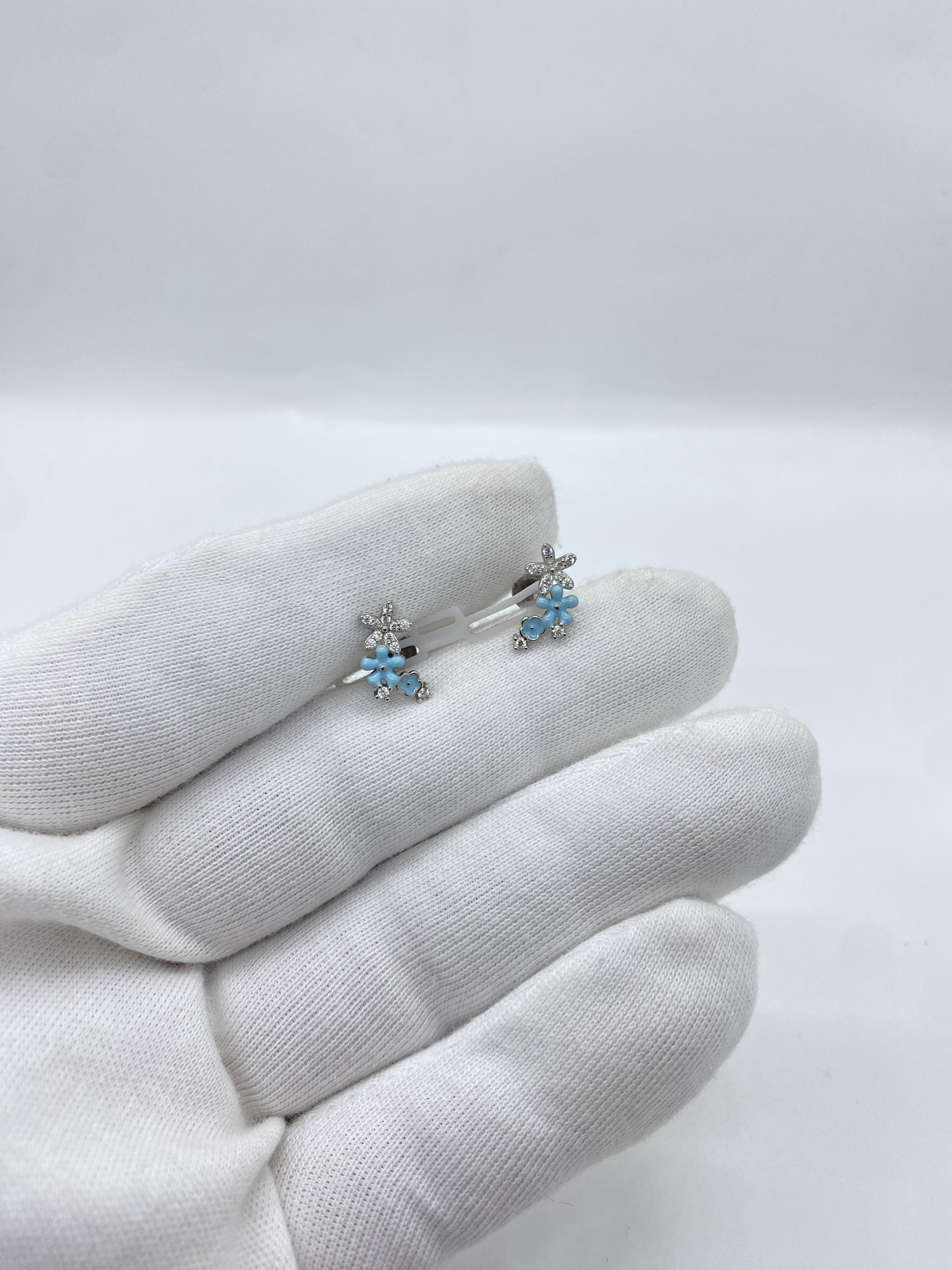 Earrings with blue flowers