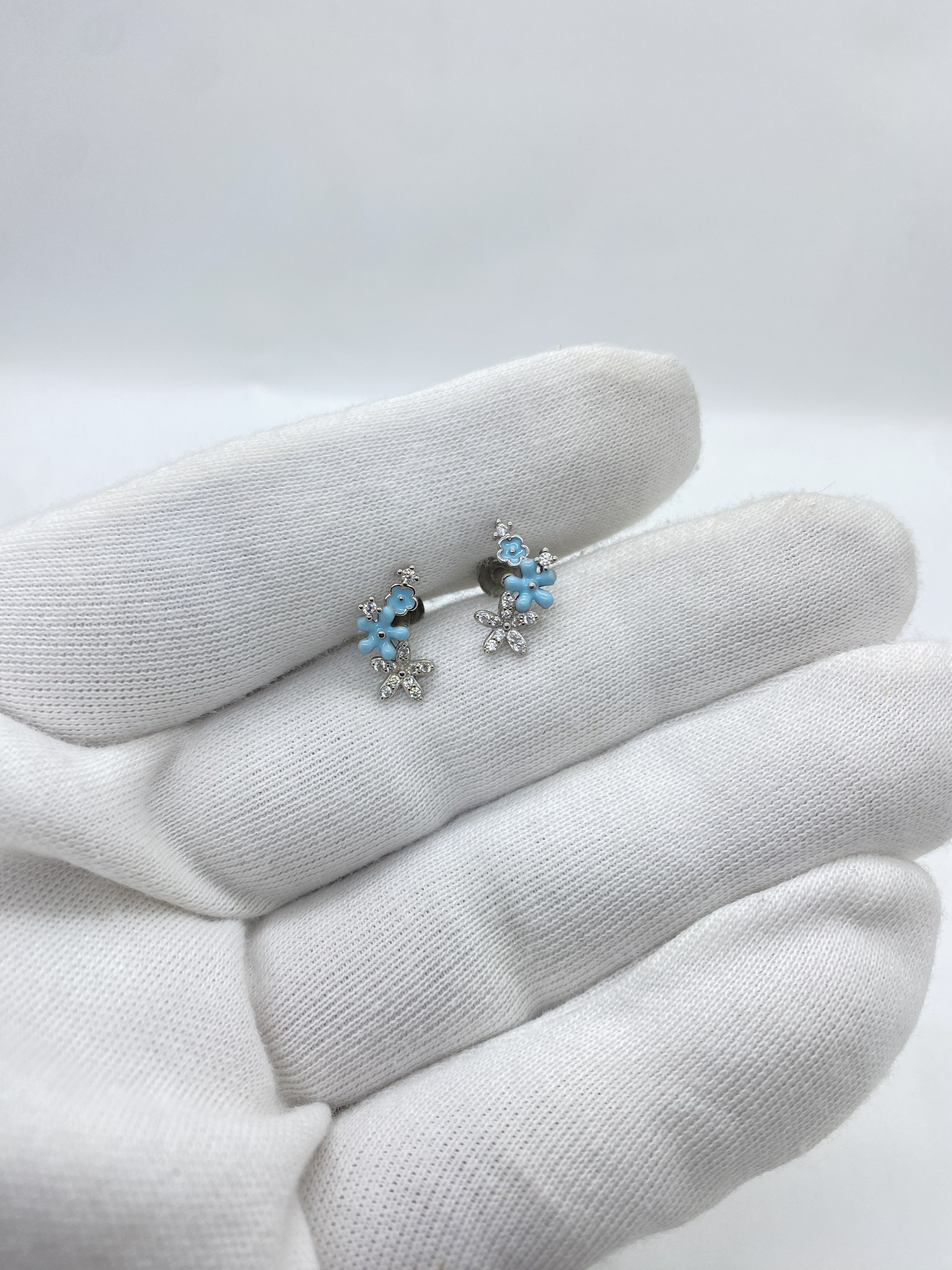Earrings with blue flowers