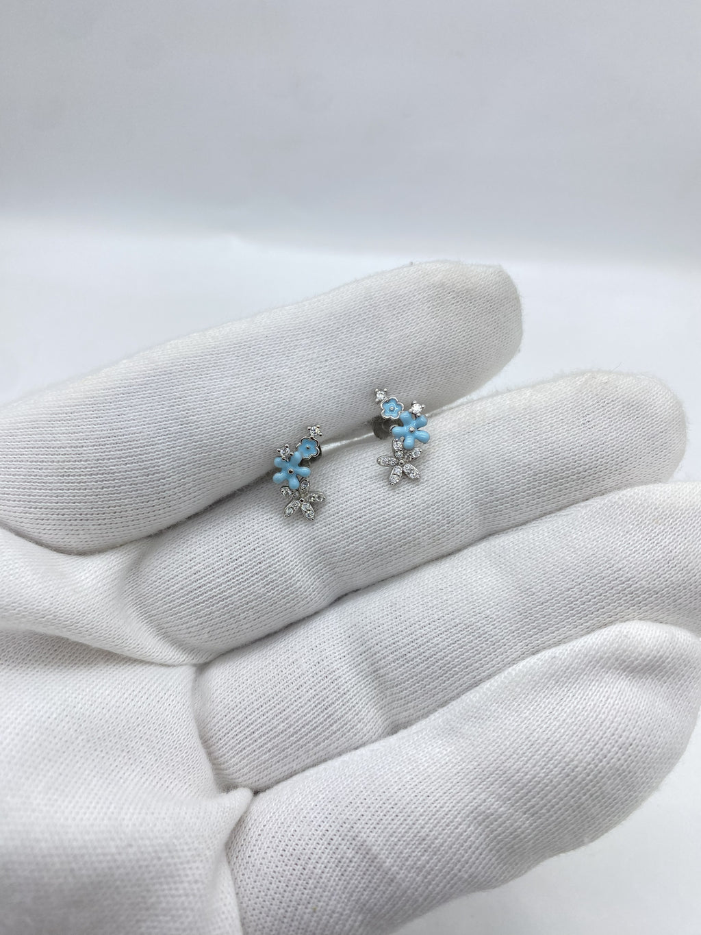 Earrings with blue flowers