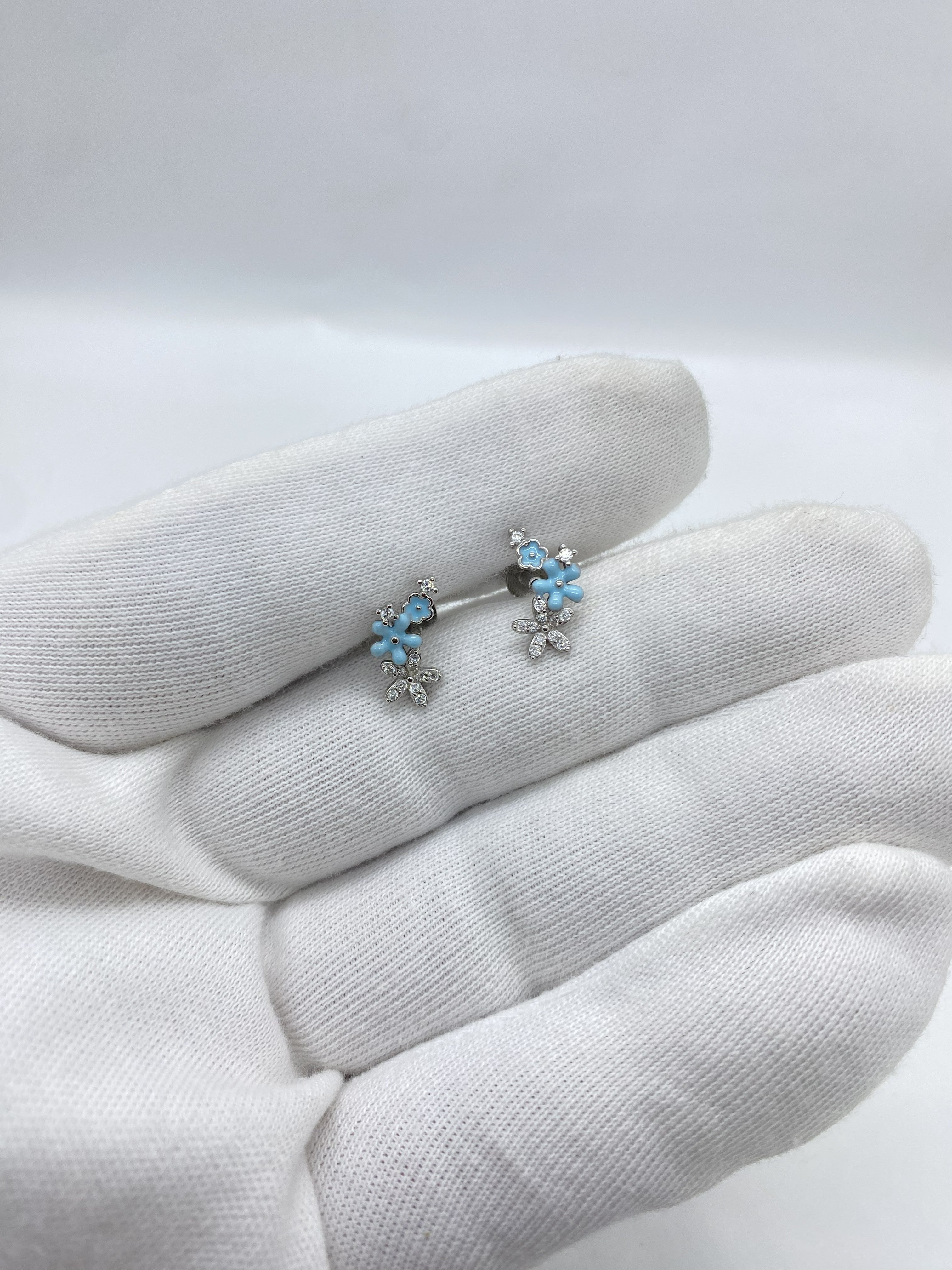 Earrings with blue flowers