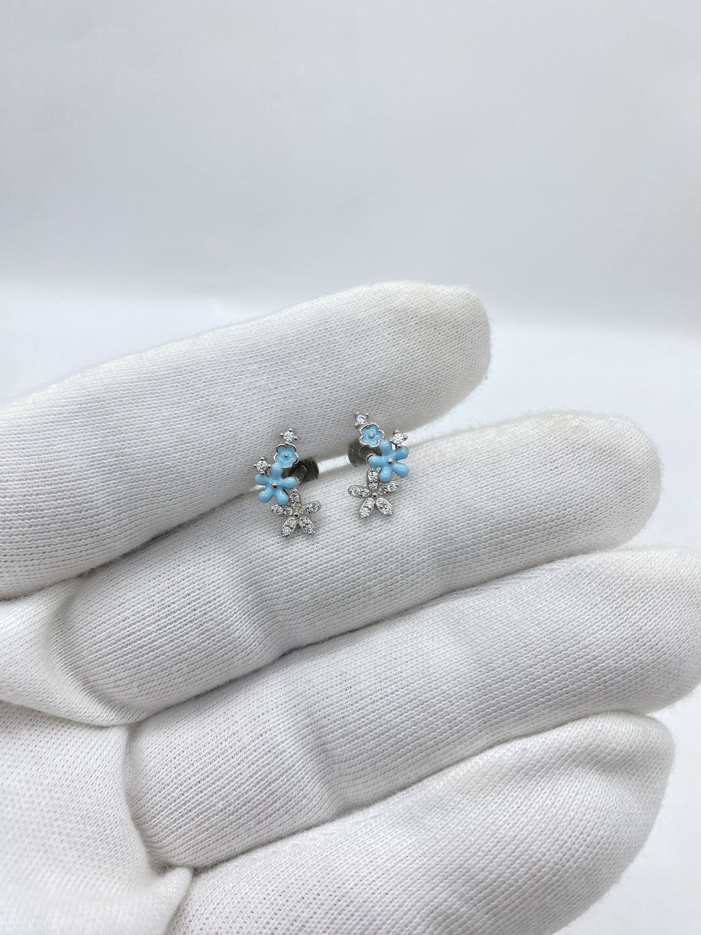 Earrings with blue flowers
