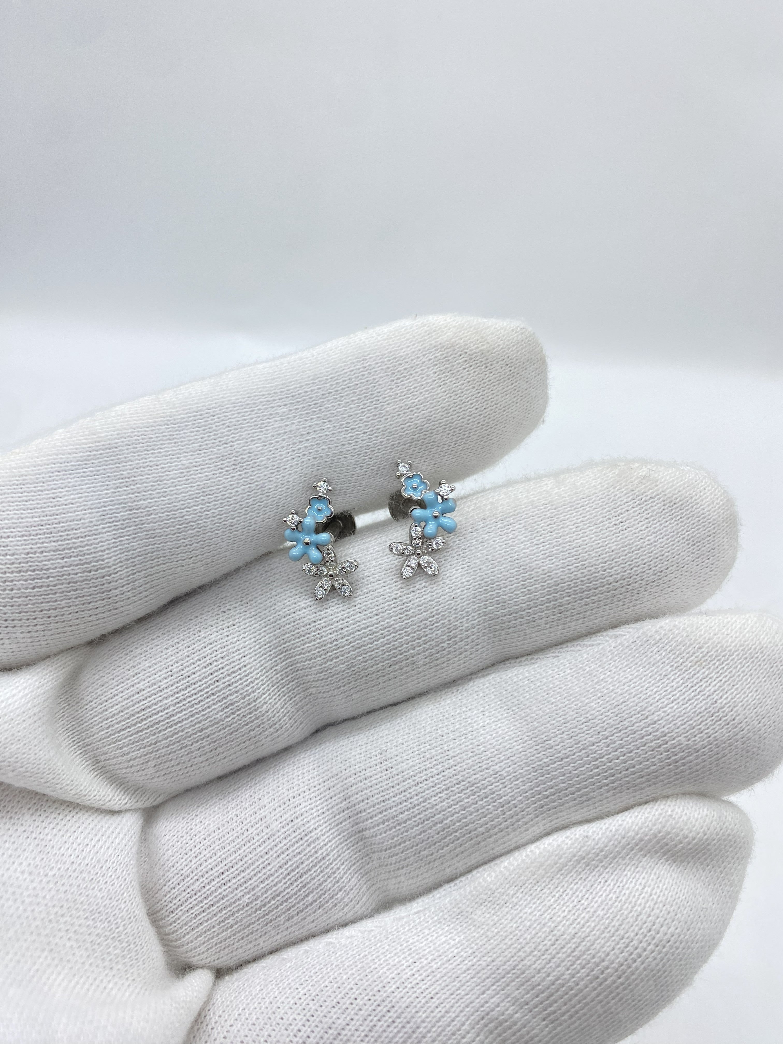 Earrings with blue flowers