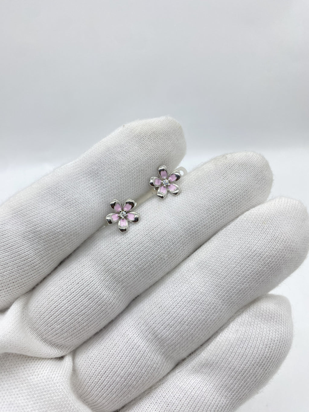 Earrings with pink petals