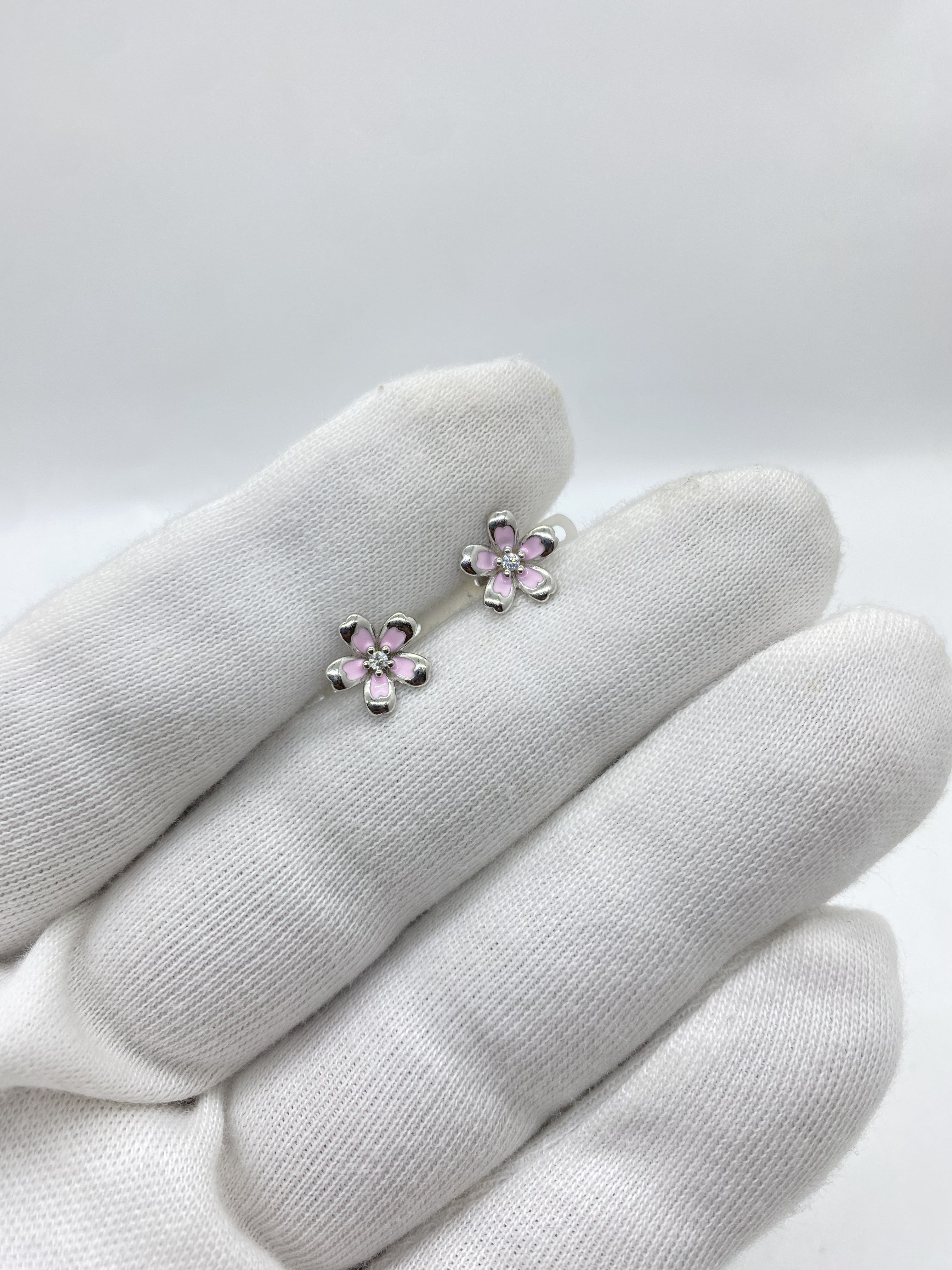 Earrings with pink petals