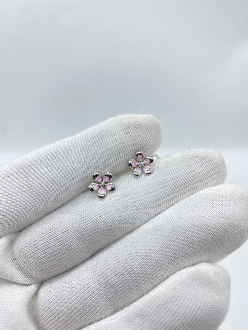 Earrings with pink petals