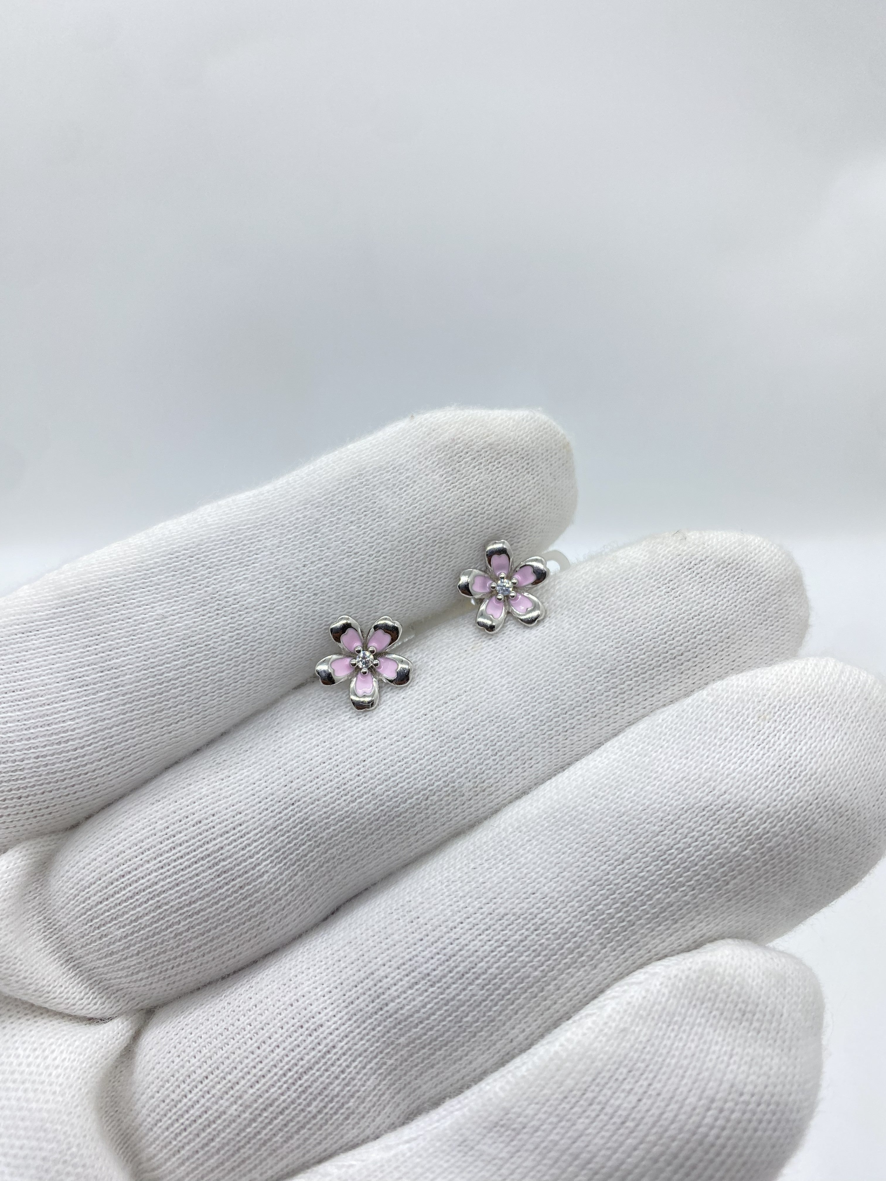 Earrings with pink petals