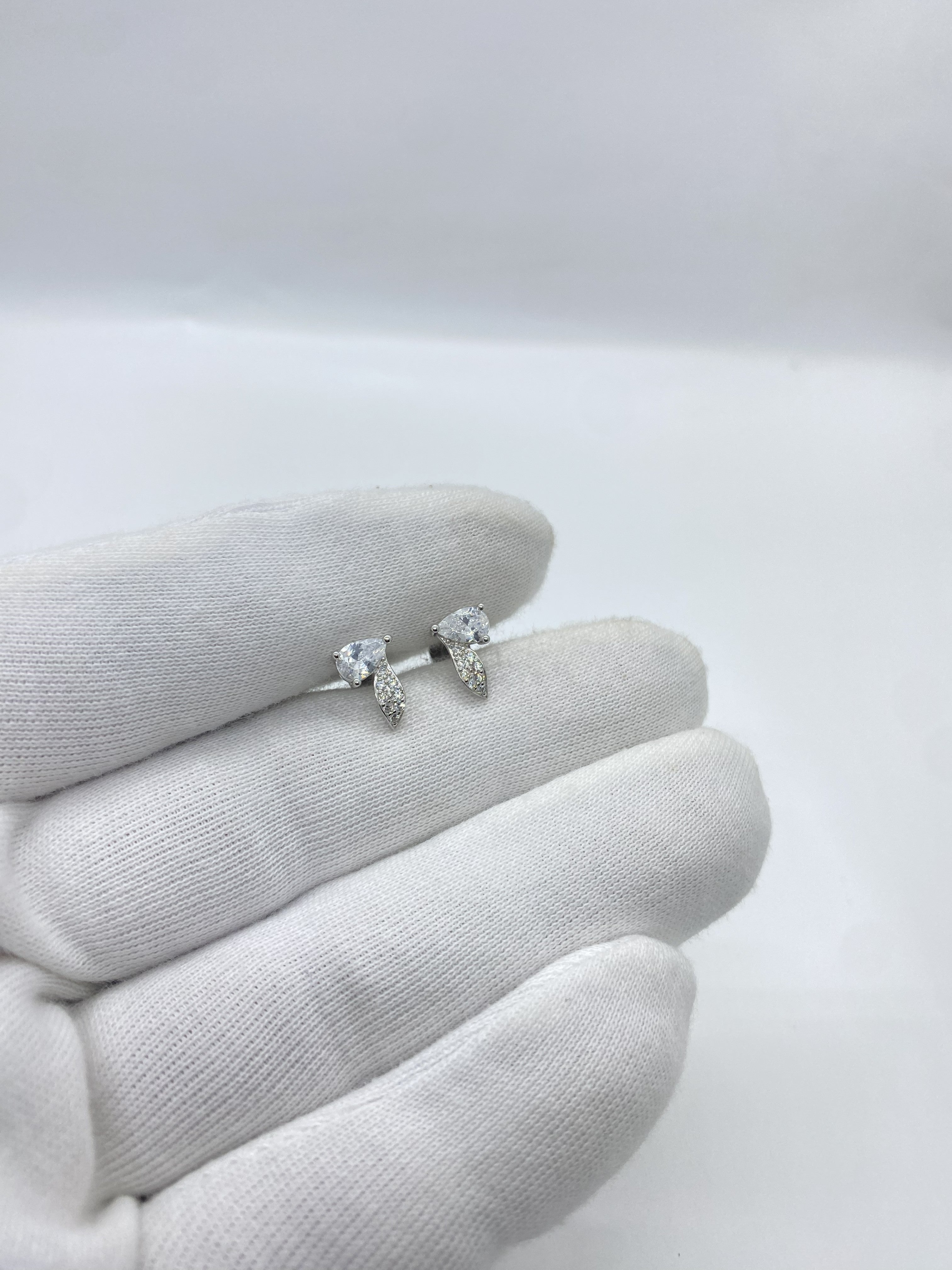 The Pearleaf stud