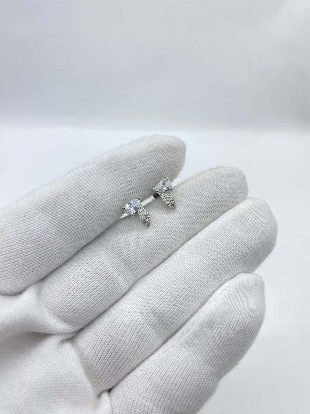 The Pearleaf stud