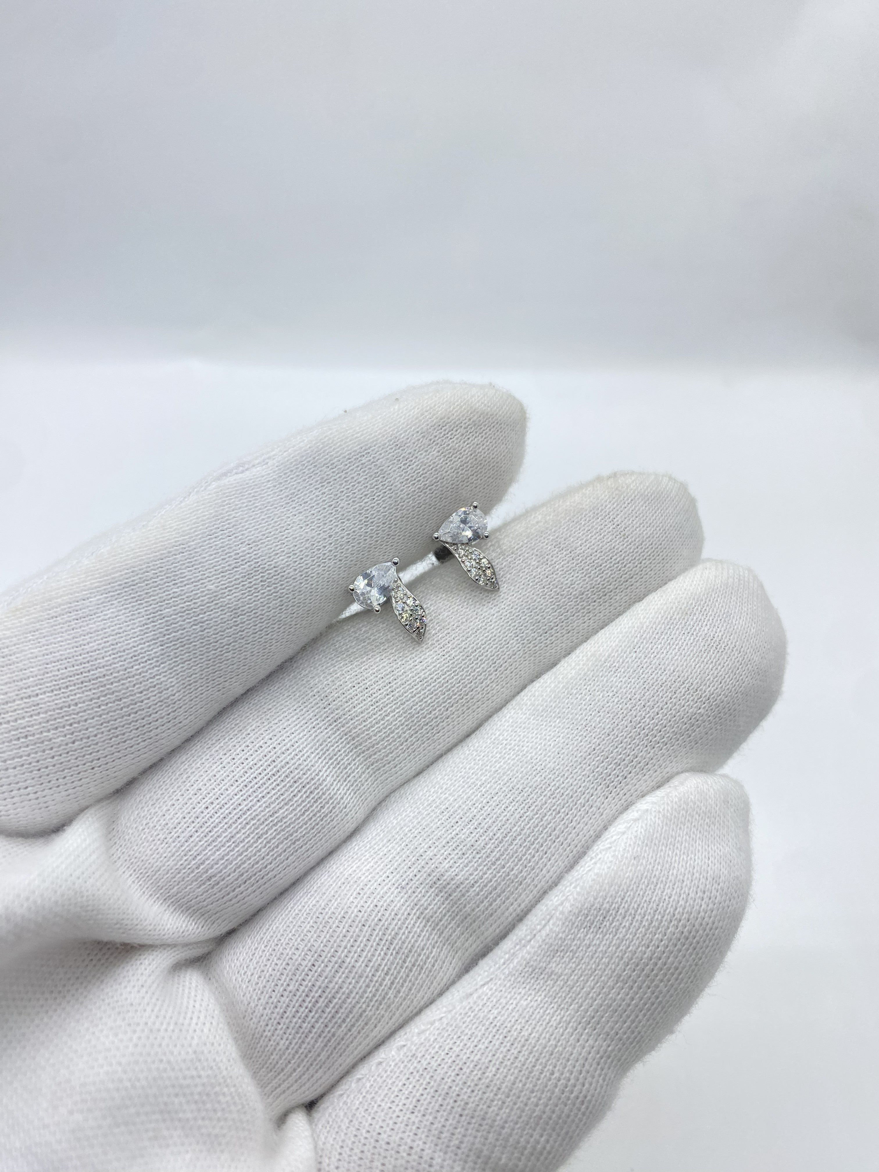 The Pearleaf stud